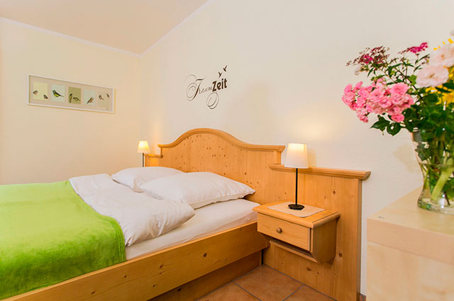 Wohnbereich eines Apartments im Landhaus Teuteberg in Bad Bevensen mit Tisch, Fernseher und Terrasse