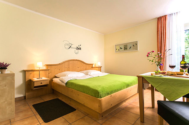 Apartment im Landhaus Teuteberg in Bad Bevensen mit Bett, separatem Tisch, Stühlen, Fernseher und Terrasse