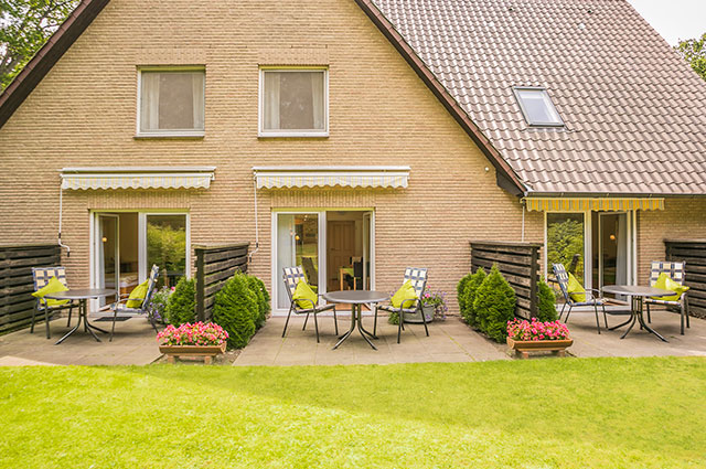 Terrasse eines Apartments im Landhaus Teuteberg in Bad Bevensen mit überdachtem Tisch und zwei Stühlen