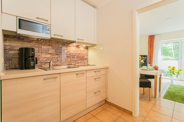 Beispielhafte Küche eines Apartments im Landhaus Teuteberg in Bad Bevensen mit Wasserkocher und Mikrowelle